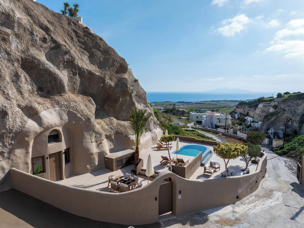 Litheos Santorini Luxury Cave Suites