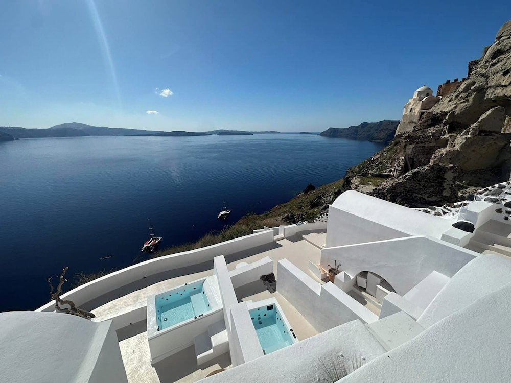 You & Me Suites Oia
