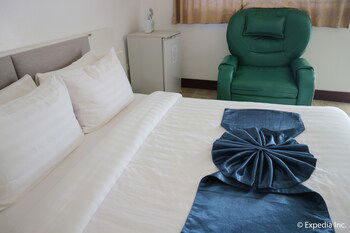 Hotel Bolabog Beach Resort