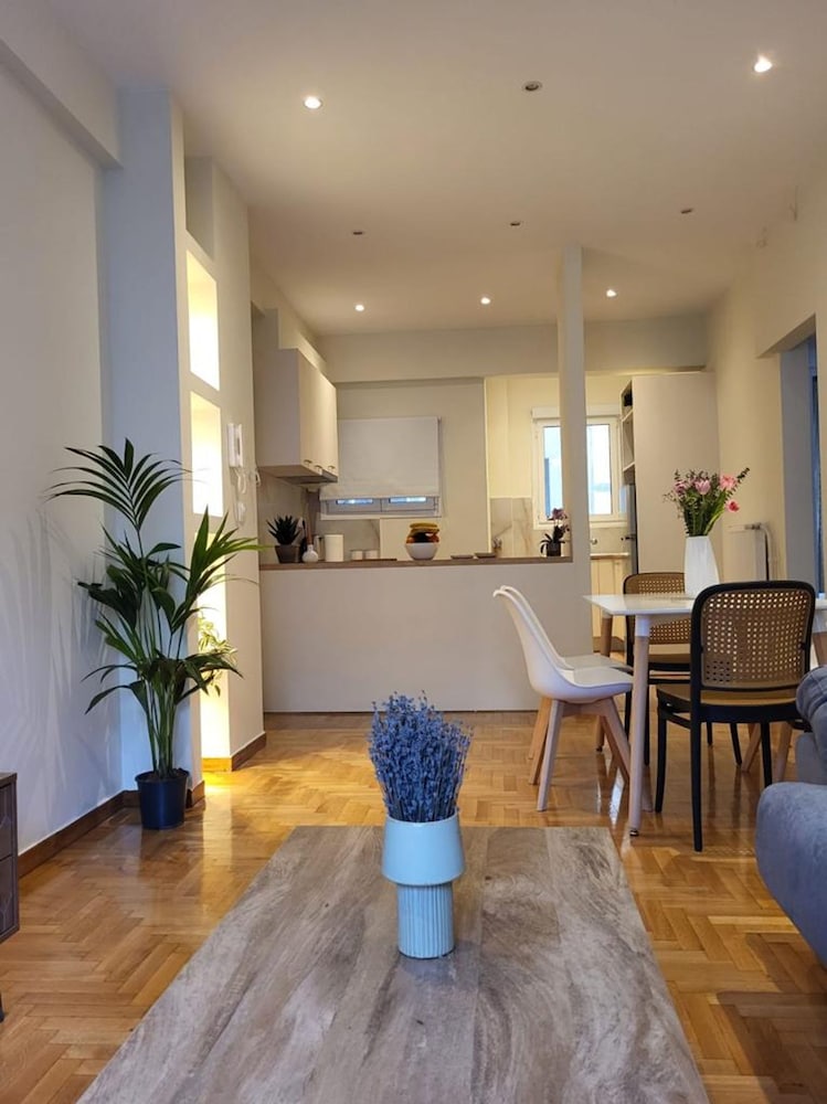 2 Bd Renovated Flat At Acropolis