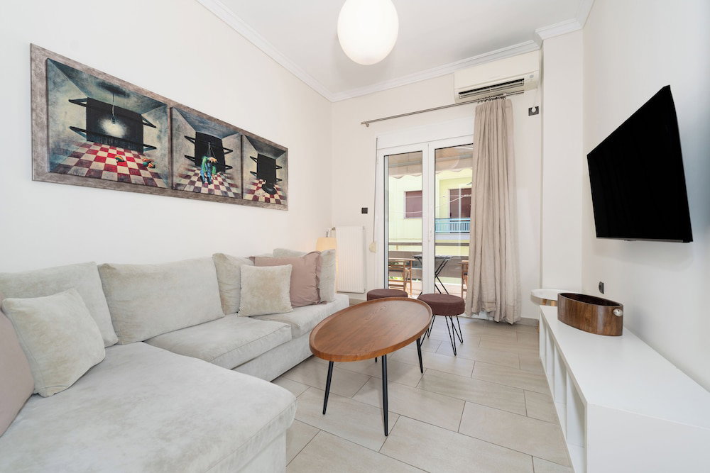 Modern Apartment In Thiseio With Balcony