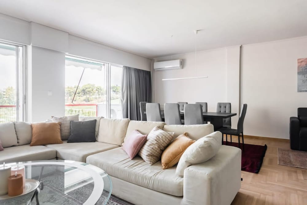 Spacious And Sunlit Seaside Flat