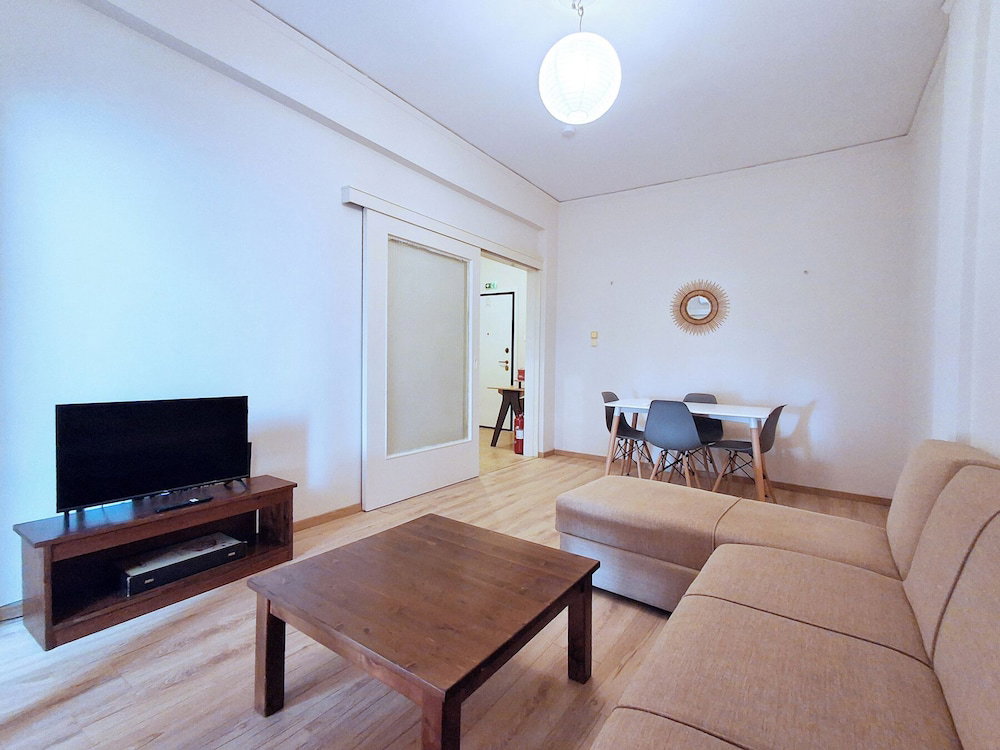 Hotel Comfortable Apt Near Larissis Metro