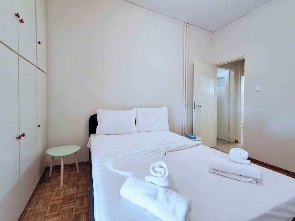 Comfortable Apt Near Larissis Metro