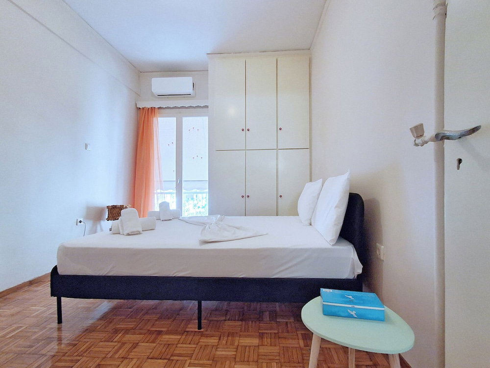 Comfortable Apt Near Larissis Metro