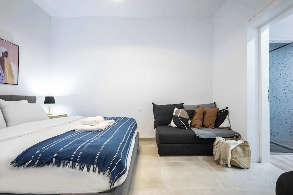 Hotel Modern Studio L King Bed & Work Corner