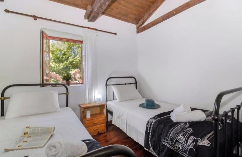 Serene Retreat- Sleeps 4, Wifi, Courtyard
