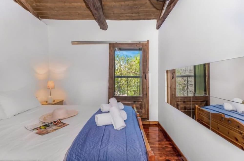 Serene Retreat- Sleeps 4, Wifi, Courtyard