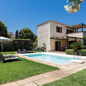 Hotel Mera Villa cazare Adelianos Kampos