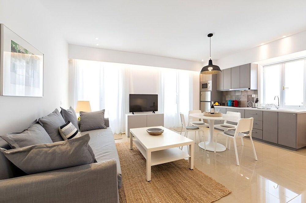 Naousa Center Living