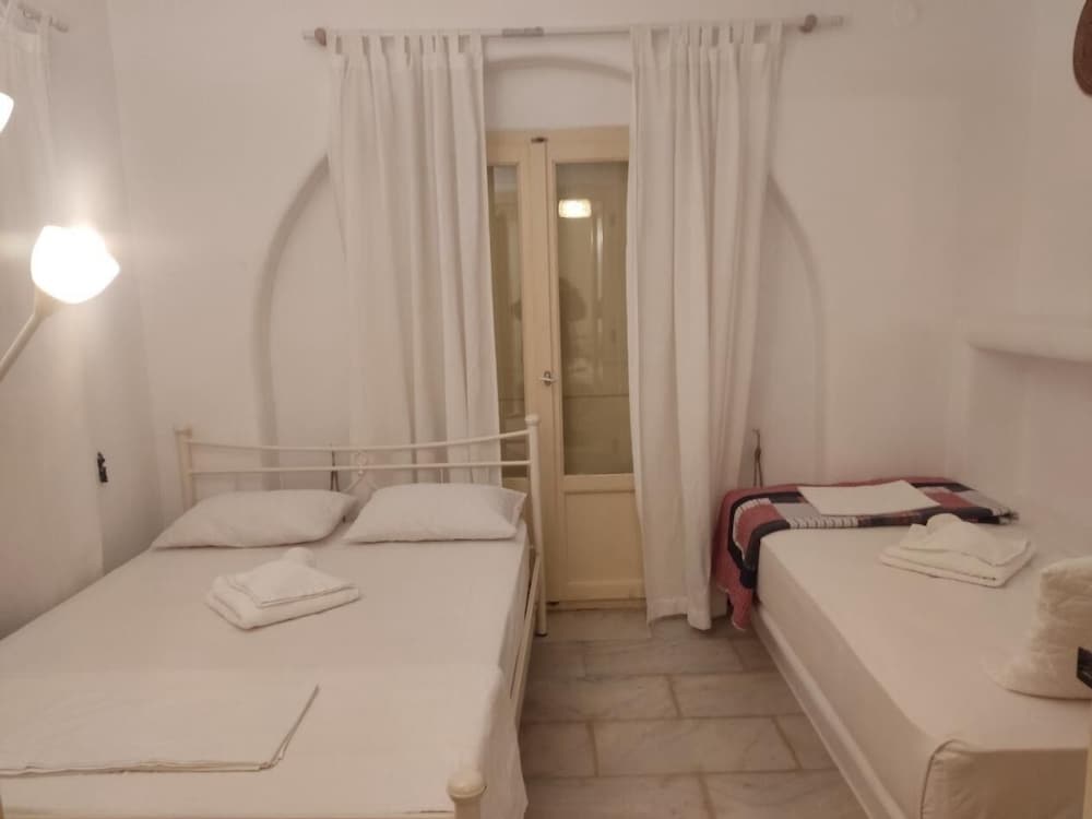 Hotel Theros Casa Logaras