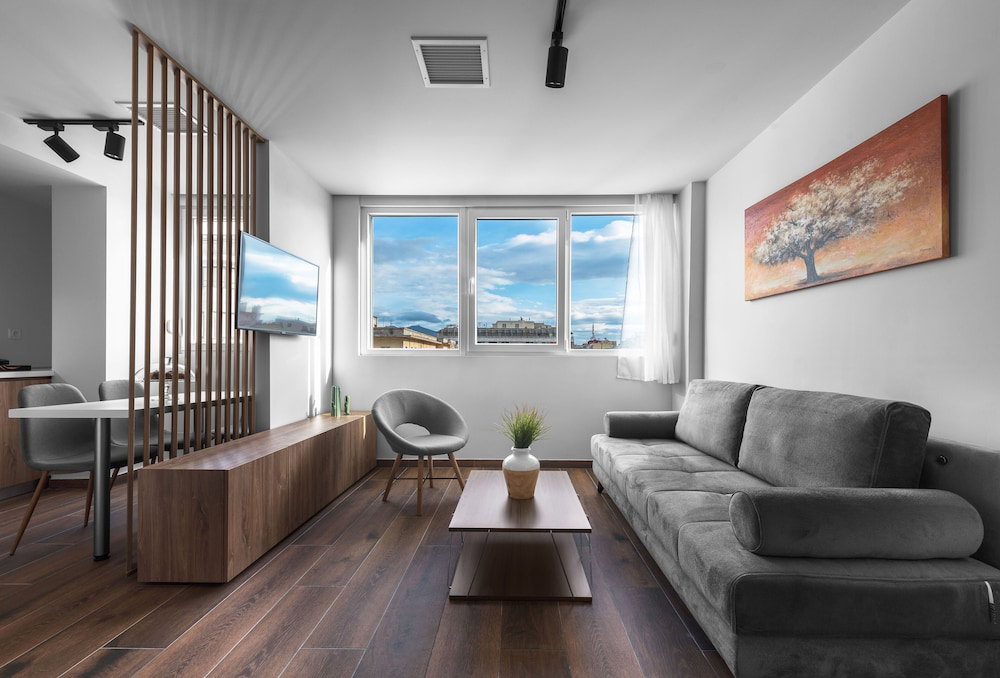 Hotel Ultima Suites Nilie Hospitality Mgmt