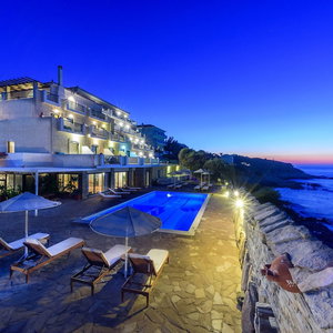 Hotel Cavos Bay Hotel And Studios cazare Agios Kirykos