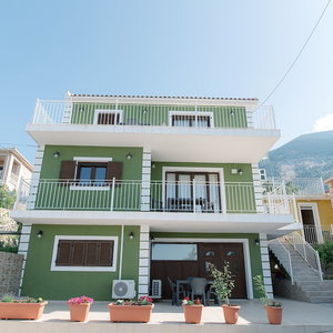 Hotel Lakis Residences cazare Vlachata