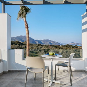 Hotel Quattro Suites cazare Gefyra