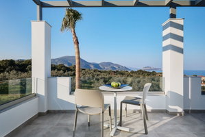 Hotel Quattro Suites cazare Gefyra