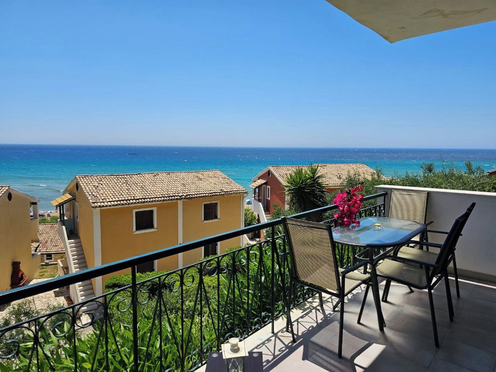 Hotel Glyfada Beach Apartment - Seaside Retreat