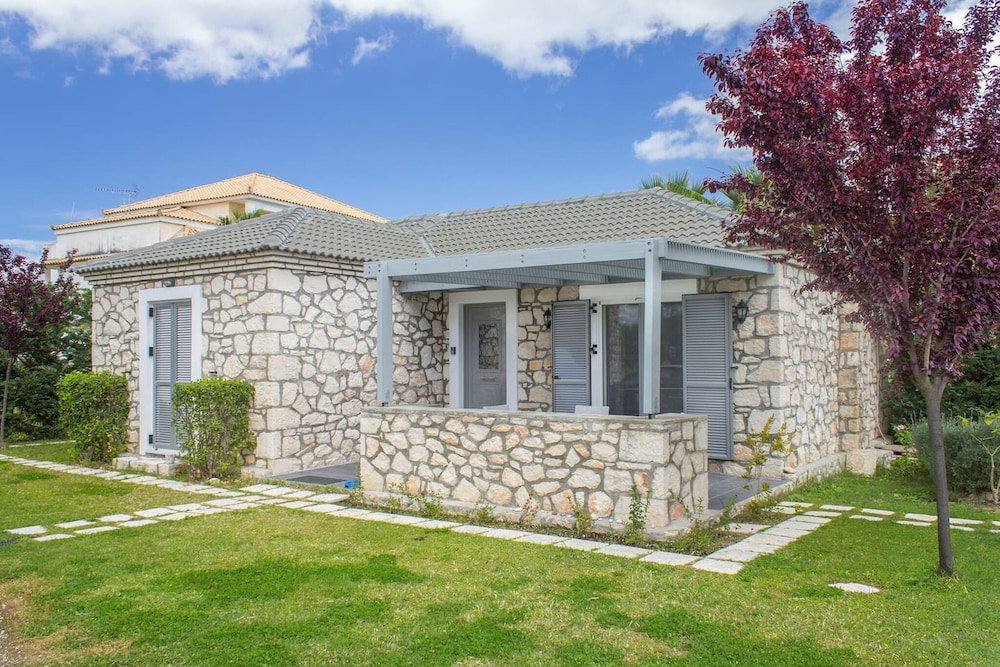 Hotel Harmony Villa - Serene Villa For 6 Near Lagana With Private Patio And Parking