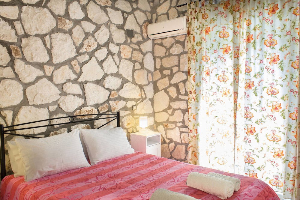 Harmony Villa - Serene Villa For 6 Near Lagana With Private Patio And Parking