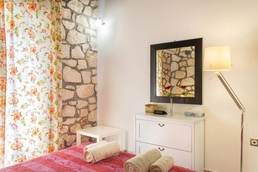 Harmony Villa - Serene Villa For 6 Near Lagana With Private Patio And Parking