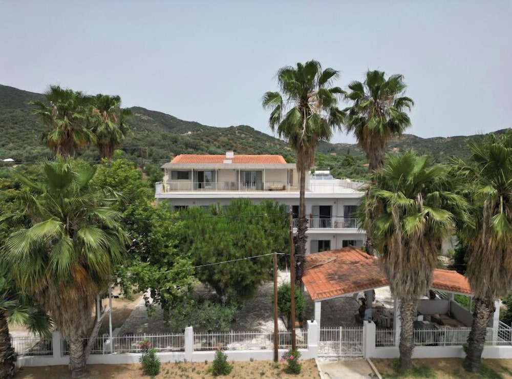 Hotel Evia Bay Suites & Retreats