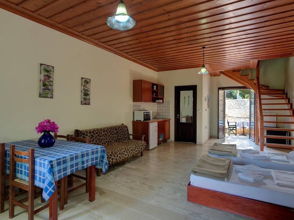 Hotel Group Accomodation, Heliopetra Studios And Houses
