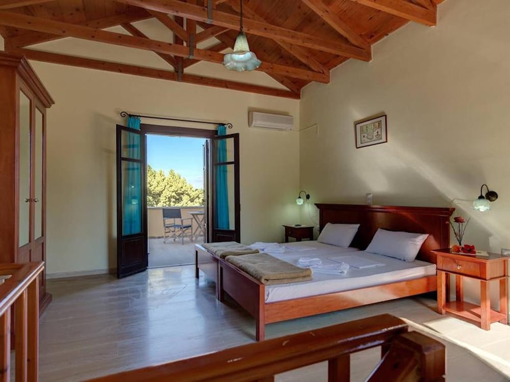 Group Accomodation, Heliopetra Studios And Houses