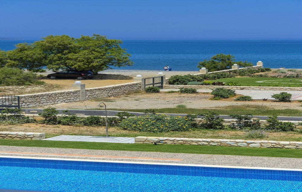 Emerald Villa 70M From The Beach