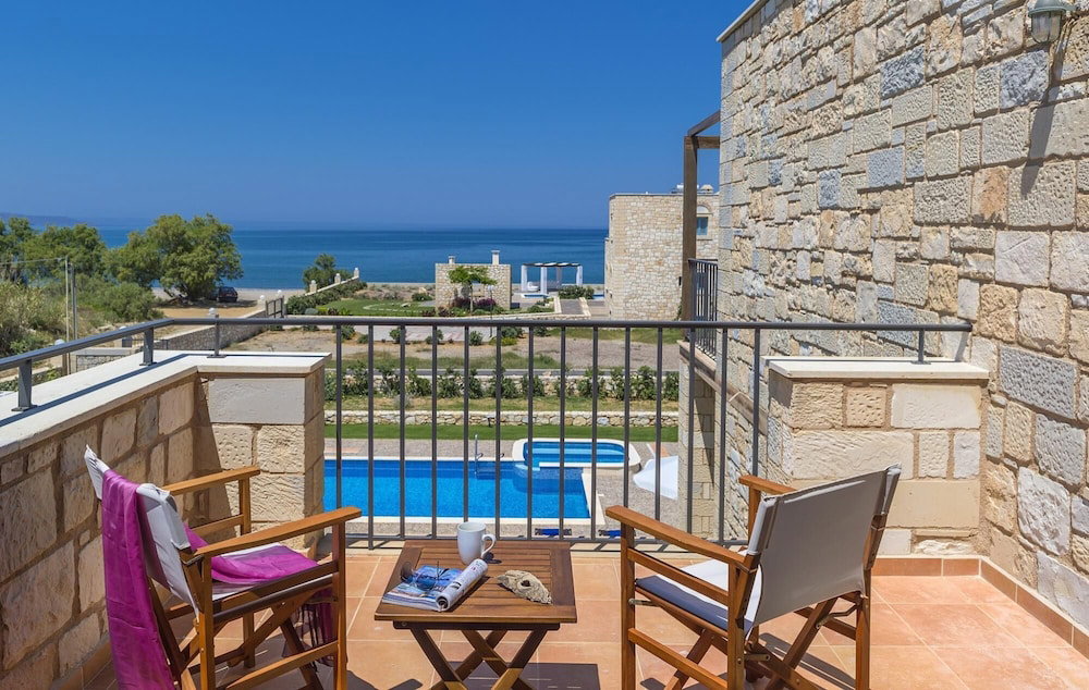 Emerald Villa 70M From The Beach