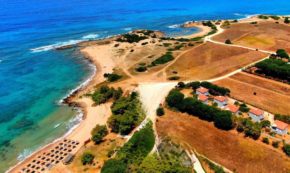 Hotel Romanos Beach Villas