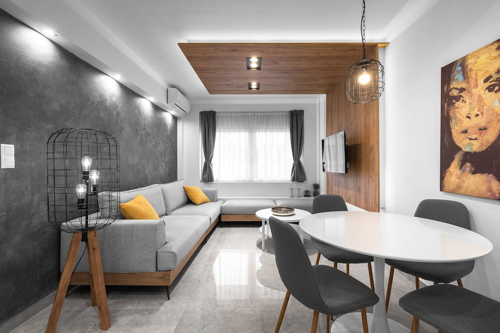 Hotel White And Wood Nilie Hospitality Mgmt