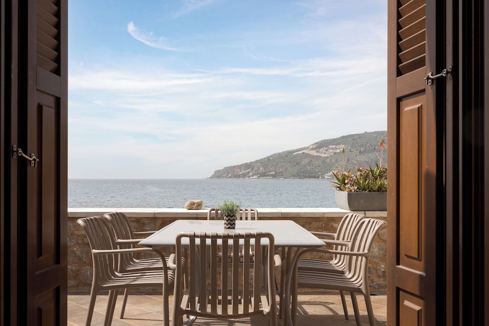 Hotel Aura Seafront Villa