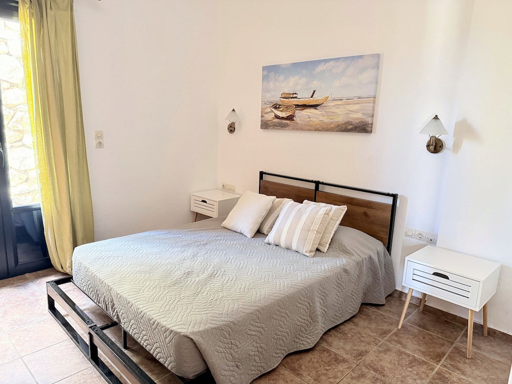Linda's Villa In Unrivalled Position In Kournas - Amazing View!