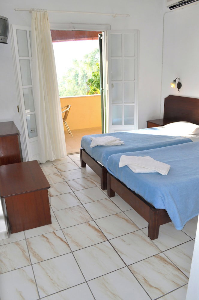 Studio Apartments With Pool "Maria" In Agios Gordios Beach