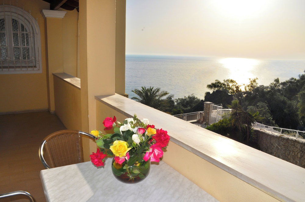 Studio Apartments With Pool "Maria" In Agios Gordios Beach