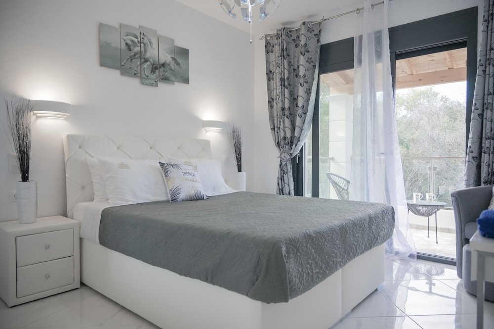 Hotel 6 Bed Villa - Sleeps 15 - Pets - Pool - Jacuzzi