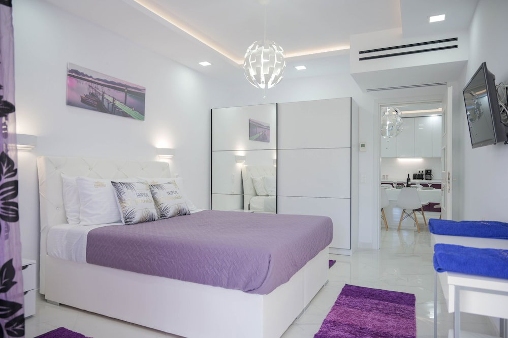 6 Bed Villa - Sleeps 15 - Pets - Pool - Jacuzzi