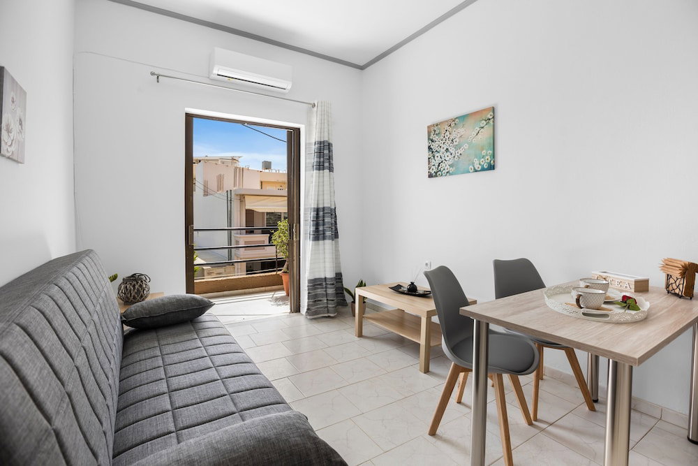 Seafront Apartment In Chania 7