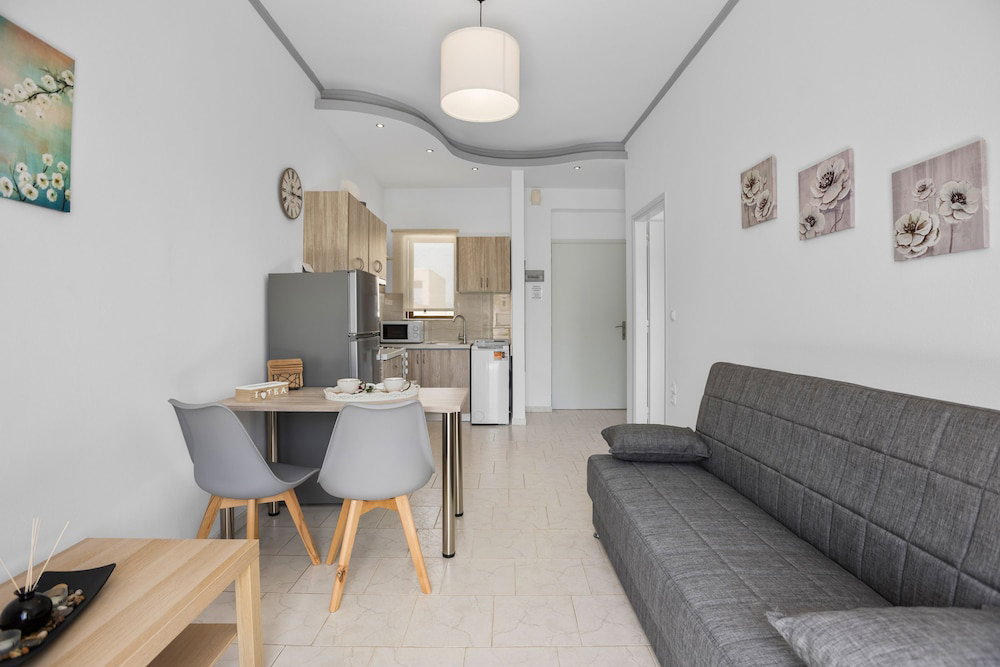 Seafront Apartment In Chania 7