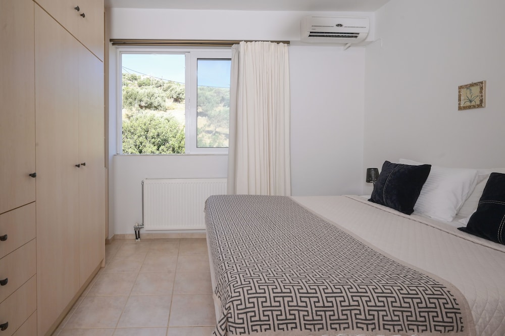 Antonis Apts & Retreats