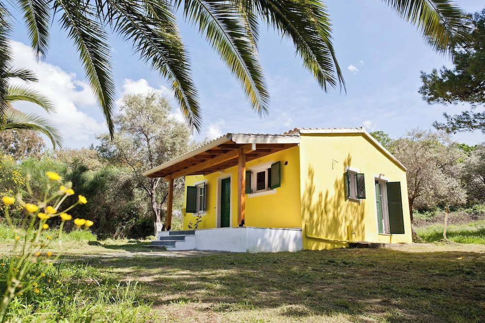 Hotel Cute Yellow Handmade House With Garden