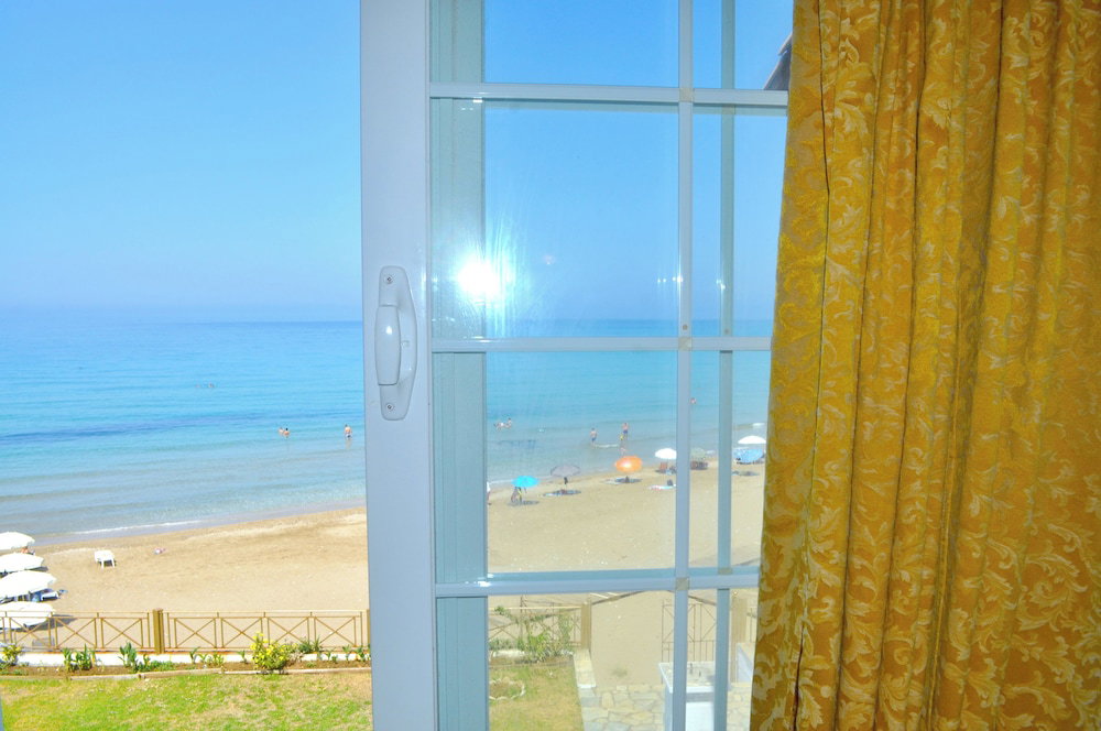 Hotel Beachfront 2-Bed Luxury Apartment - Agios Gordios Corfu Greece