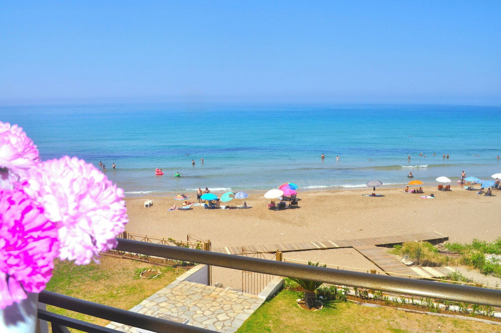 Hotel Beachfront 2-Bed Luxury Suite - Agios Gordios Corfu Greece
