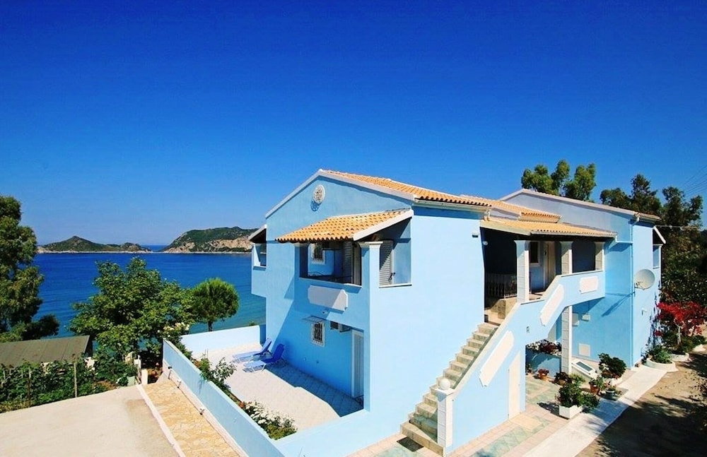 Hotel Agios Georgios - 2 Beds - Sleeps 4 - Free Parking