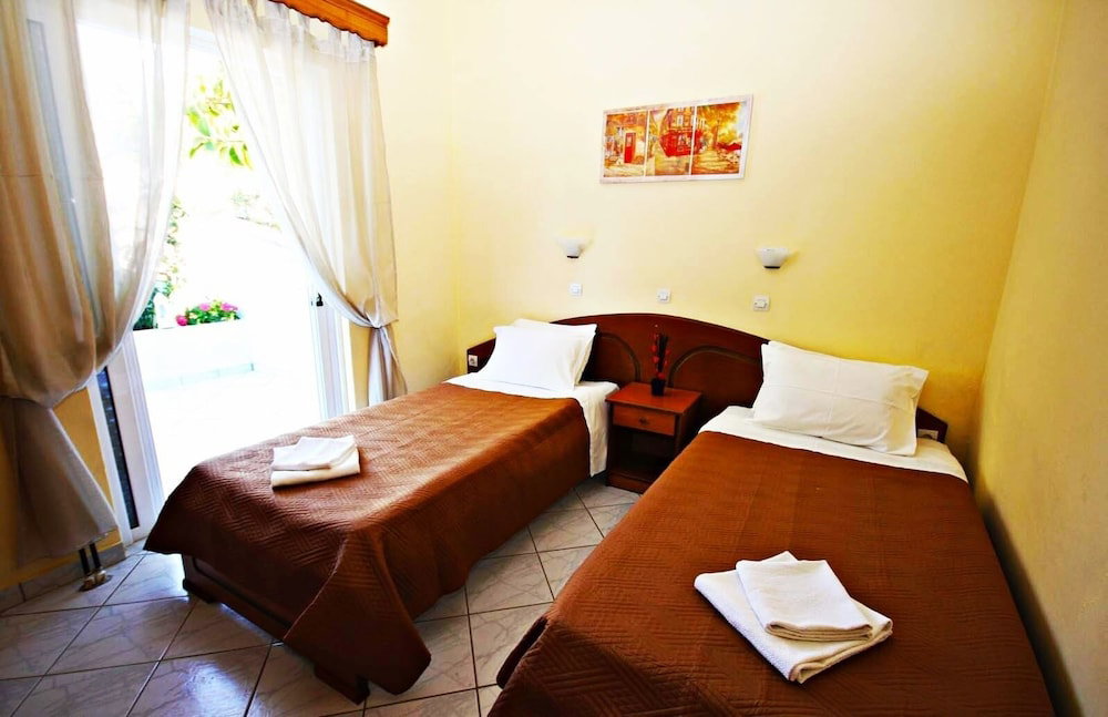Agios Georgios - 2 Beds - Sleeps 4 - Free Parking
