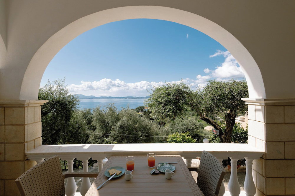 Hotel Vallia's Seaview & Stylish Apartments By Konnect, Nisaki