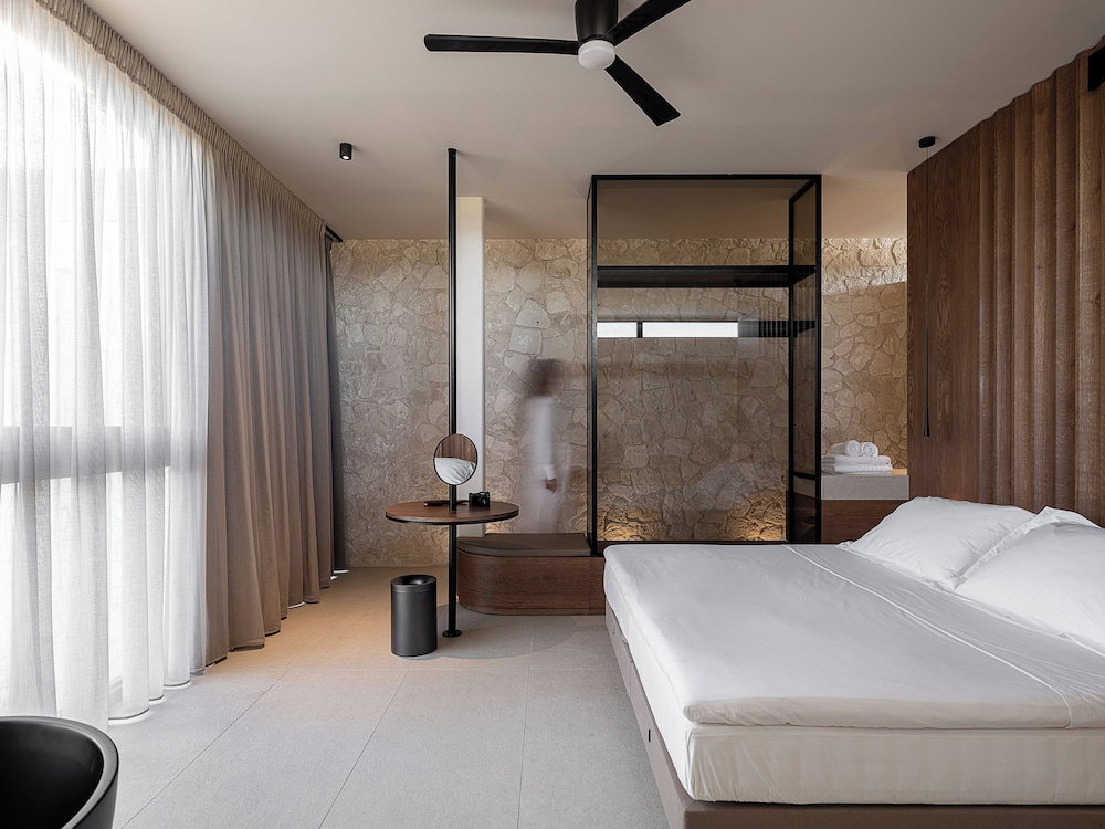 Hotel Pnoe Sea Front Experience