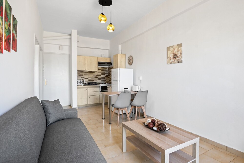 Sun Beach Apartment In Chania 3