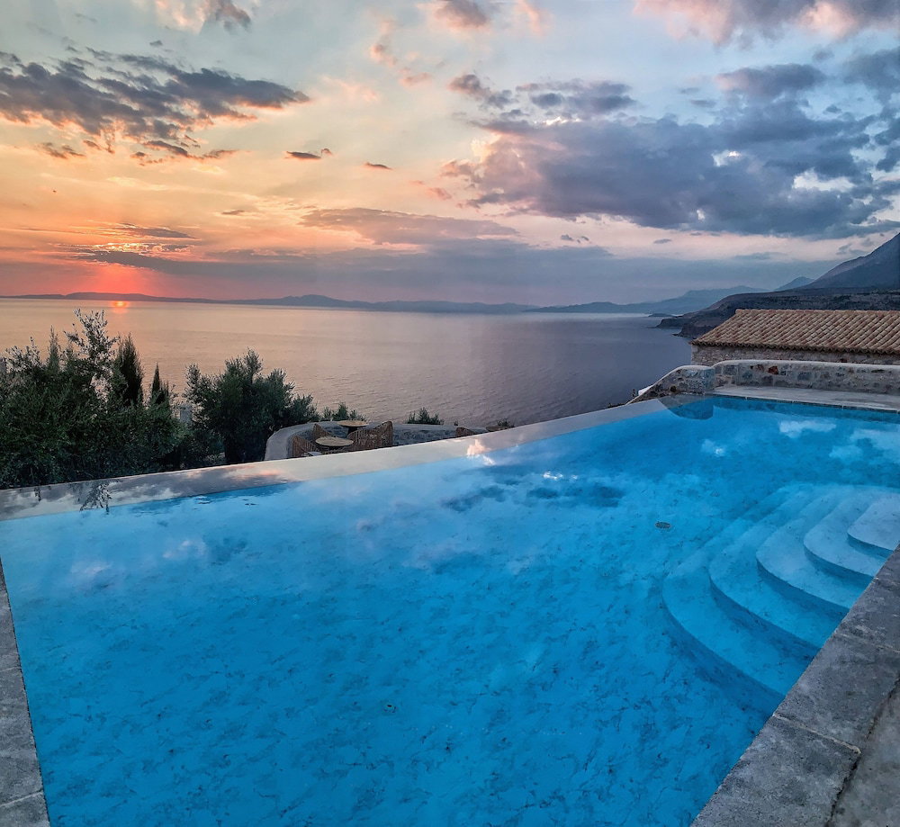 Hotel Bassa Maina Villas & Suites