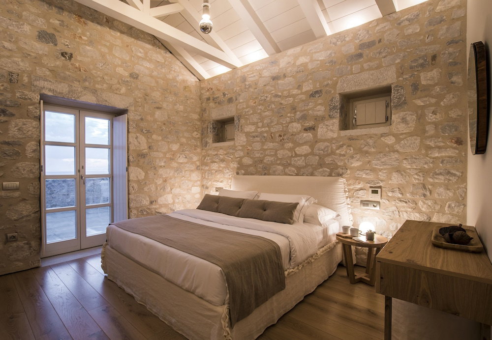 Bassa Maina Villas & Suites